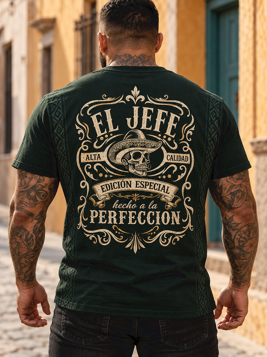 La camiseta impresa jefe de los hombres